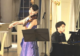 佐藤さん（バイオリン）、細川さん（ピアノ）